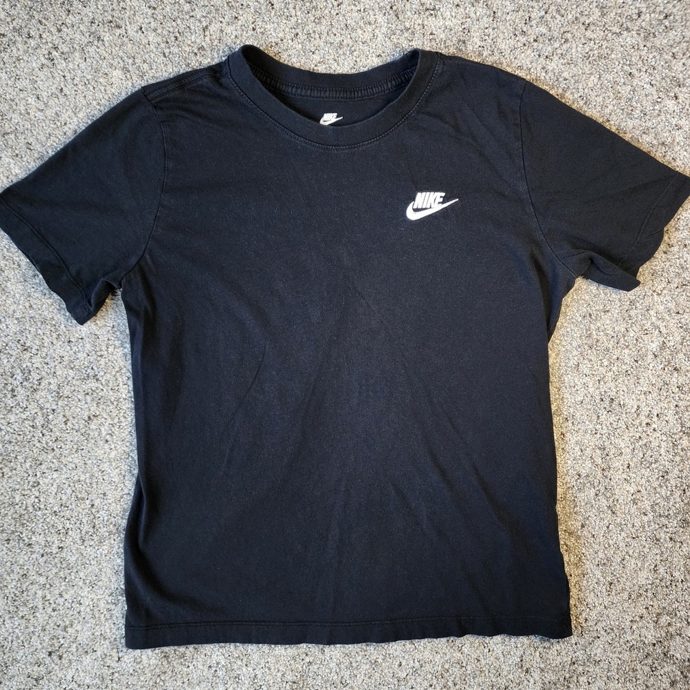 Nike T-Shirt Boys XL Black Athletic Embroidered Logo Excellent